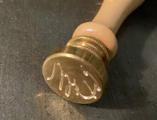 Sigillo in ottone con impugnatura in legno e iniziali personalizzate